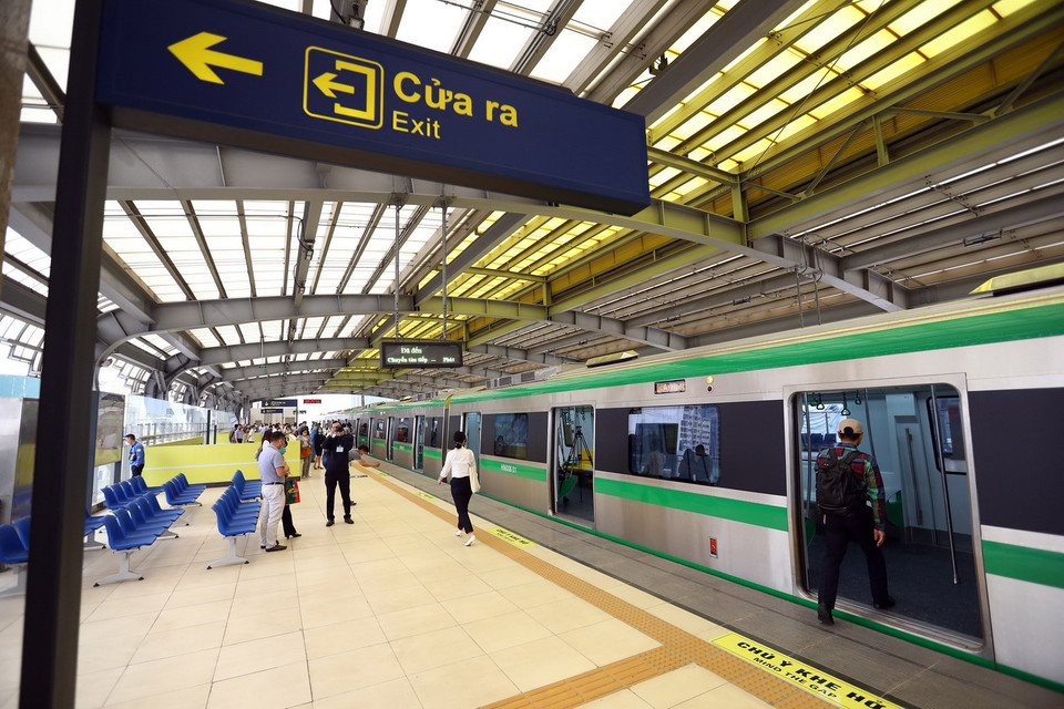 Khi khai thác, các đoàn tàu Cát Linh-Hà Đông sẽ chạy từ 5 giờ đến 23 giờ hằng ngày. Giờ cao điểm chạy 9 đoàn, bình thường có 6 đoàn phục vụ khách. (Ảnh: Huy Hùng/TTXVN)