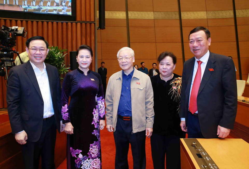 Tổng Bí thư, Chủ tịch nước Nguyễn Phú Trọng, Chủ tịch Quốc hội Nguyễn Thị Kim Ngân với các đại biểu Quốc hội. (Ảnh: Phương Hoa/TTXVN)