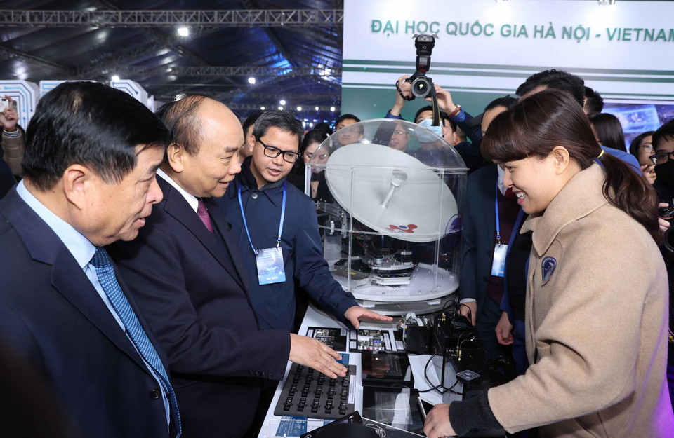 Thủ tướng Nguyễn Xuân Phúc tham quan các gian hàng tại Triển lãm quốc tế Đổi mới sáng tạo Việt Nam 2021. (Ảnh: Thống Nhất/TTXVN)