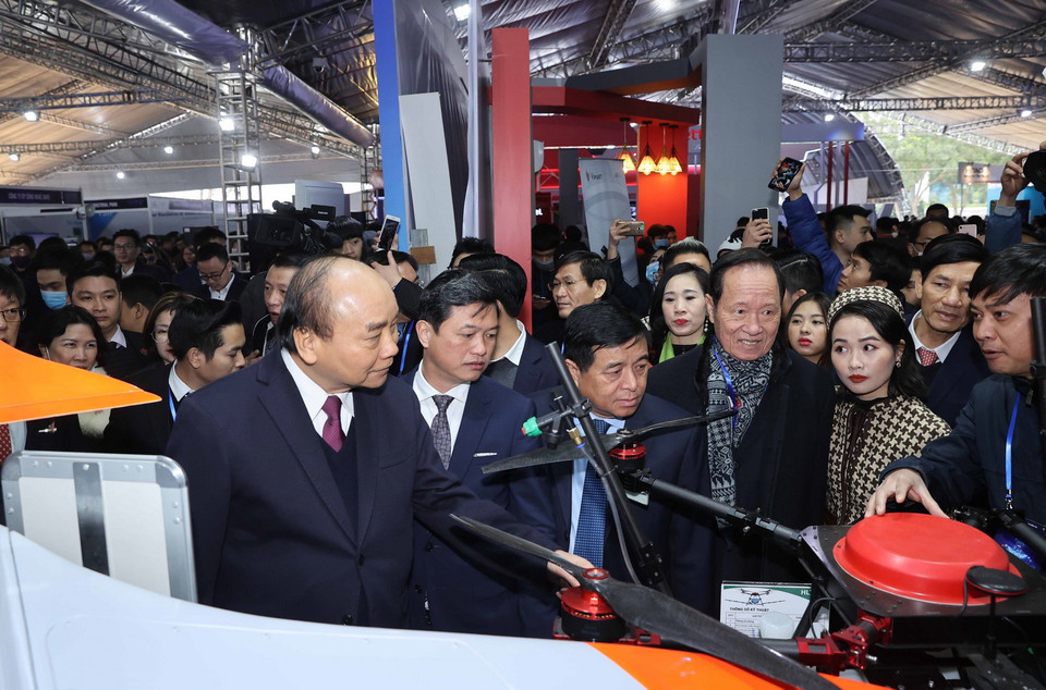 Thủ tướng Nguyễn Xuân Phúc tham quan các gian hàng tại Triển lãm quốc tế Đổi mới sáng tạo Việt Nam 2021. (Ảnh: Thống Nhất/TTXVN)