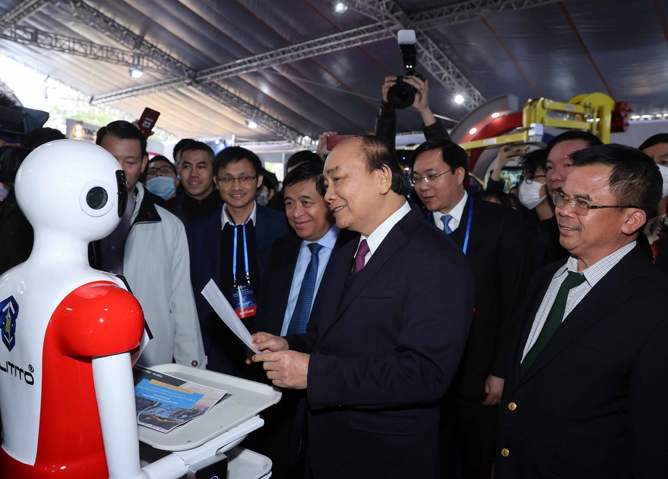 Thủ tướng Nguyễn Xuân Phúc tham quan các gian hàng tại Triển lãm quốc tế Đổi mới sáng tạo Việt Nam 2021. (Ảnh: Thống Nhất/TTXVN)