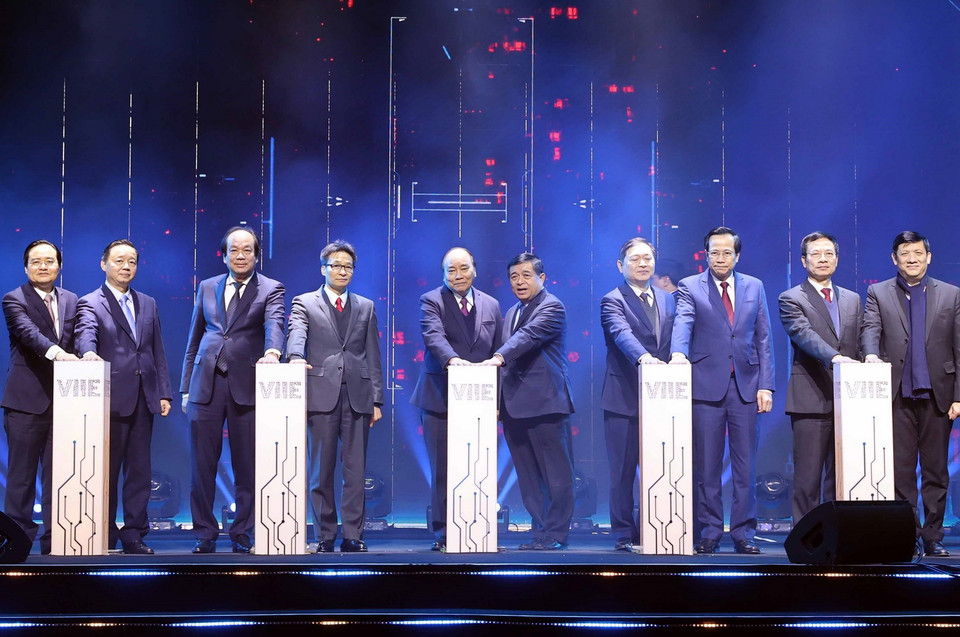 Thủ tướng Nguyễn Xuân Phúc và các đại biểu thực hiện nghi thức khởi công xây dựng Trung tâm Đổi mới sáng tạo quốc gia. (Ảnh: Thống Nhất/TTXVN)