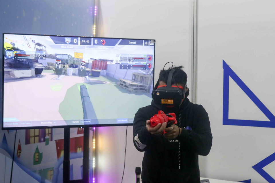 Khách thử sản phẩm thực tế ảo. (Ảnh: Tuấn Đức/TTXVN)