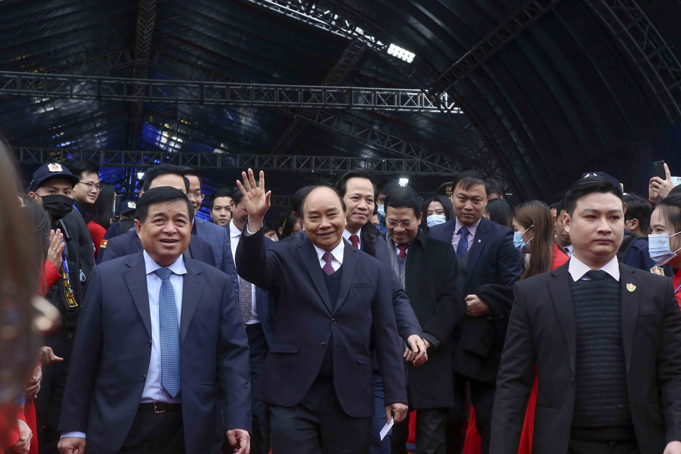 Thủ tướng Nguyễn Xuân Phúc cùng các đại biểu tới dự triển lãm. (Ảnh: Tuấn Đức/TTXVN)