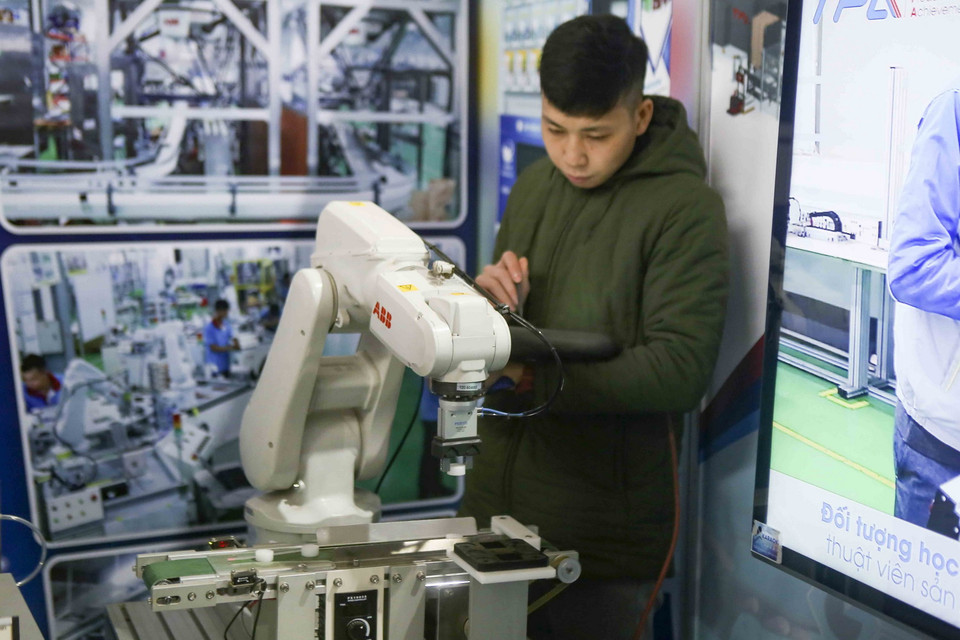 Khách tham quan các gian hàng. (Ảnh: Tuấn Đức/TTXVN)