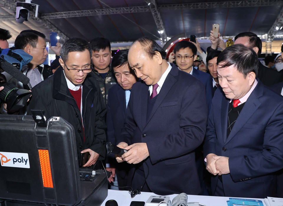 Thủ tướng Nguyễn Xuân Phúc tham quan các gian hàng tại Triển lãm quốc tế Đổi mới sáng tạo Việt Nam 2021. (Ảnh: Thống Nhất/TTXVN)