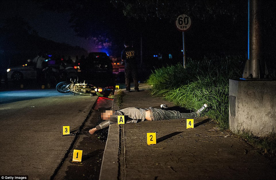 Xác một nghi phạm buôn ma túy tại hiện trường một vụ nổ súng. (Nguồn: Daily Mail)