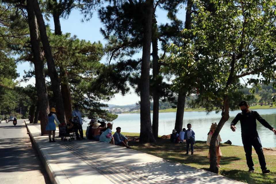 Nhiều gia đình đưa cả trẻ em tới nghỉ dưỡng tại thành phố Đà Lạt. Các nhà nghỉ, khách sạn cũng không bị quá tải. (Ảnh: Chu Quốc Hùng/TTXVN)