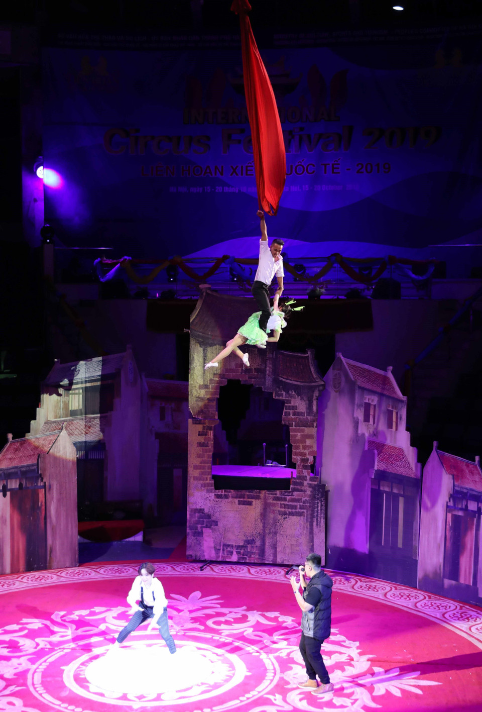 Các nghệ sỹ Việt Nam biểu diễn chương trình xiếc chào mừng khai mạc liên hoan. (Ảnh: Thanh Tùng/TTXVN)