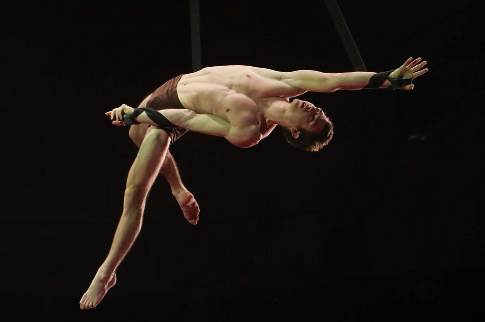 Tiết mục xiếc đu dây chào mừng khai mạc liên hoan của nghệ sĩ quốc tế. (Ảnh: Thanh Tùng/TTXVN)