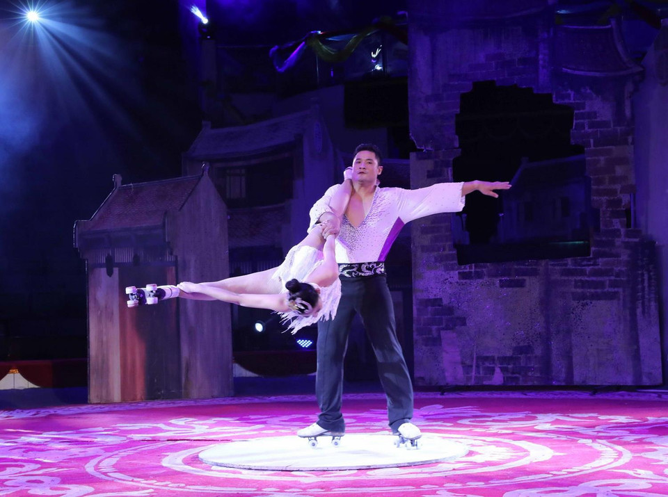 Các nghệ sỹ Việt Nam biểu diễn chương trình xiếc chào mừng khai mạc liên hoan. (Ảnh: Thanh Tùng/TTXVN)