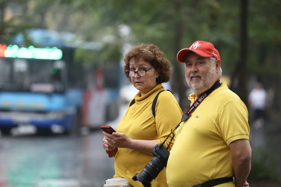 Nhiều du khách thản nhiên đi dạo quanh hồ Hoàn Kiếm mà không đeo khẩu trang. (Ảnh: Minh Quyết/TTXVN)