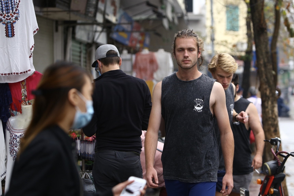 Nhiều du khách nước ngoài không đeo khẩu trang khi đi tham quan Hà Nội. (Ảnh: Minh Quyết/TTXVN)