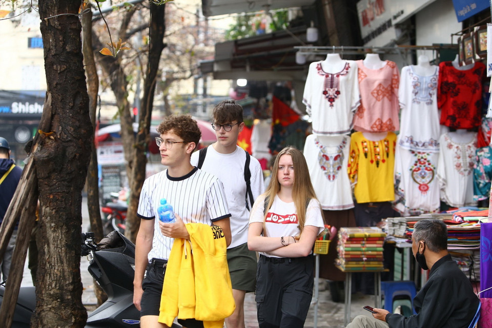 Theo quy định, từ ngày 16/3, người nước ngoài tại Việt Nam cũng như người Việt Nam thực hiện nghiêm việc đeo khẩu trang tại các nơi công cộng, nơi tập trung đông người (như tại siêu thị, sân bay, nhà ga, bến xe, trên các phương tiện giao thông công cộng…). (Ảnh: Minh Quyết/TTXVN)