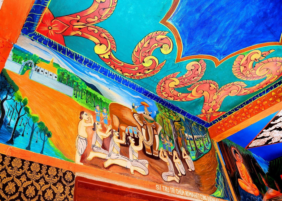  Những bức họa trên các bức tường trong chùa Chung Rút kể về cuộc đời đức Phật giàu chất mỹ thuật và mang đậm phong cách Khmer. (Ảnh: Hồng Đạt/TTXVN)