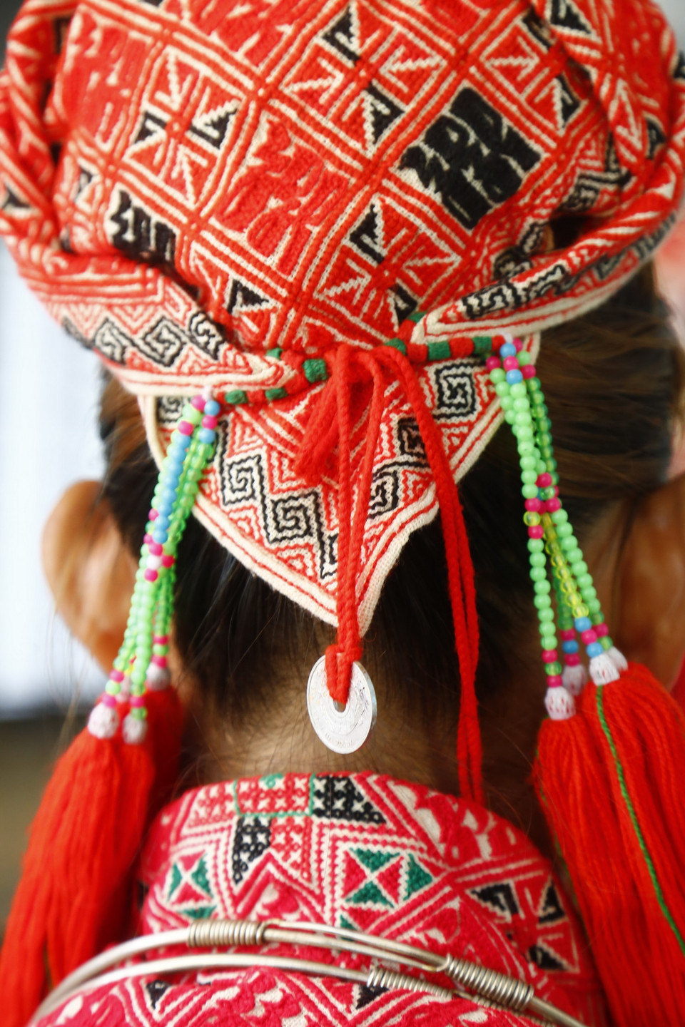 Mũ và khăn đội đầu của phụ nữ Dao Thanh y luôn đính kèm trang trí bằng bạc. (Ảnh: Nam Sương/TTXVN)