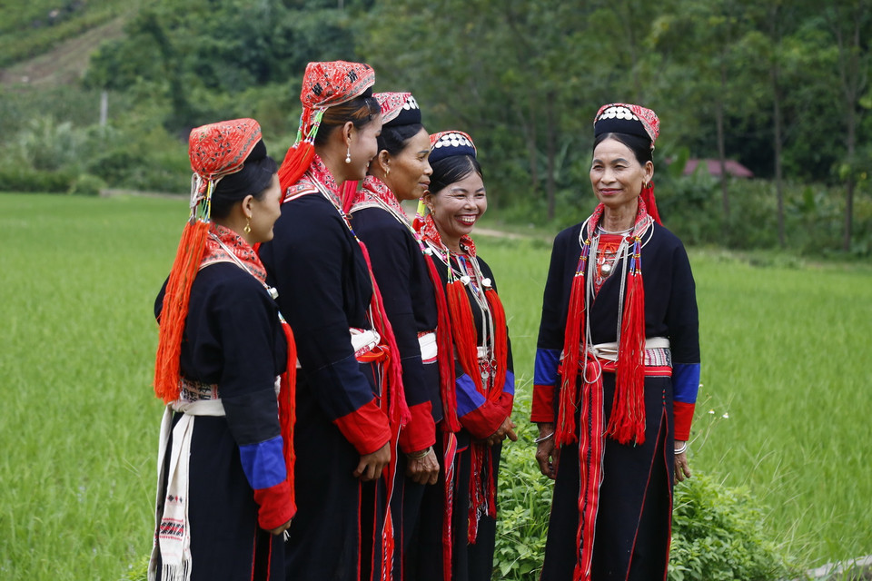 Màu đỏ trên trang phục phụ nữ Dao Thanh Y. (Ảnh: Nam Sương/TTXVN)