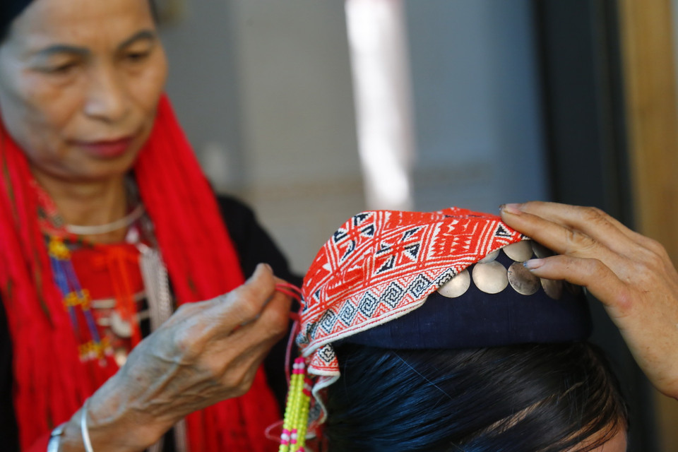 Mũ và khăn đội đầu của phụ nữ Dao Thanh y luôn đính kèm trang trí bằng bạc. (Ảnh: Nam Sương/TTXVN)