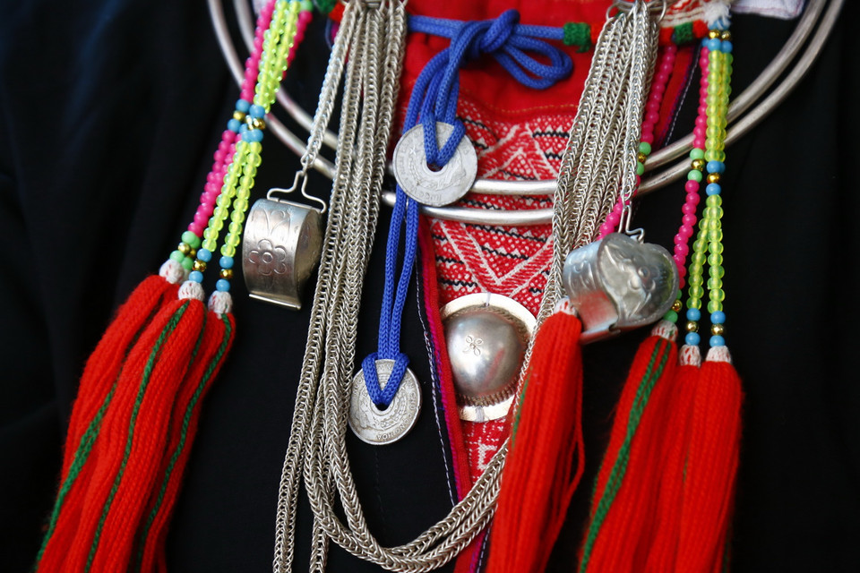 Trang sức bạc trên trang phục phụ nữ Dao Thanh Y. (Ảnh: Nam Sương/TTXVN)