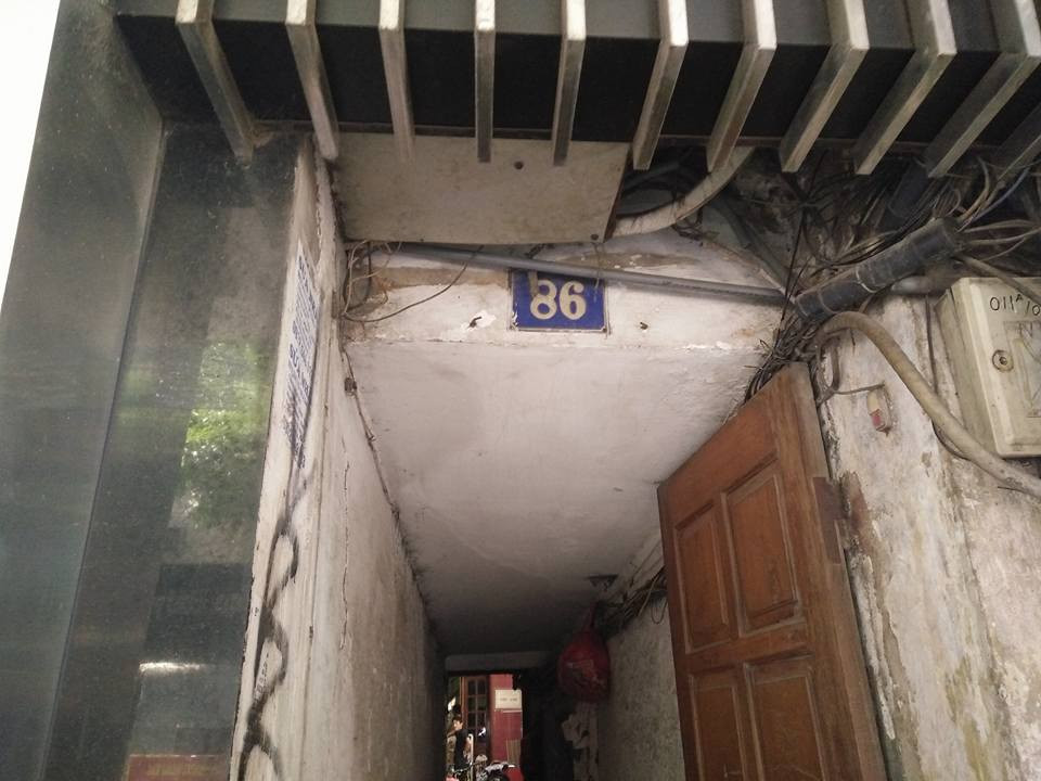 Vào thời điểm xảy cháy, không có ai ở trong số nhà trên, chủ nhà đi vắng nên lực lượng chức năng phải phá cửa xông vào. (PV/Vietnam+)