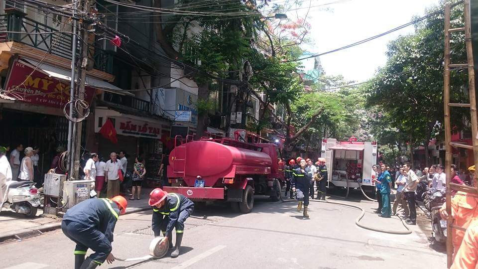 Nhận được tin báo, cảnh sát phòng cháy chữa cháy Hà Nội đã điều 4 xe chuyên dụng có mặt. Công an quận Hoàn Kiếm cũng huy động lực lượng chặn 2 đầu phố Cầu Gỗ. (PV/Vietnam+)