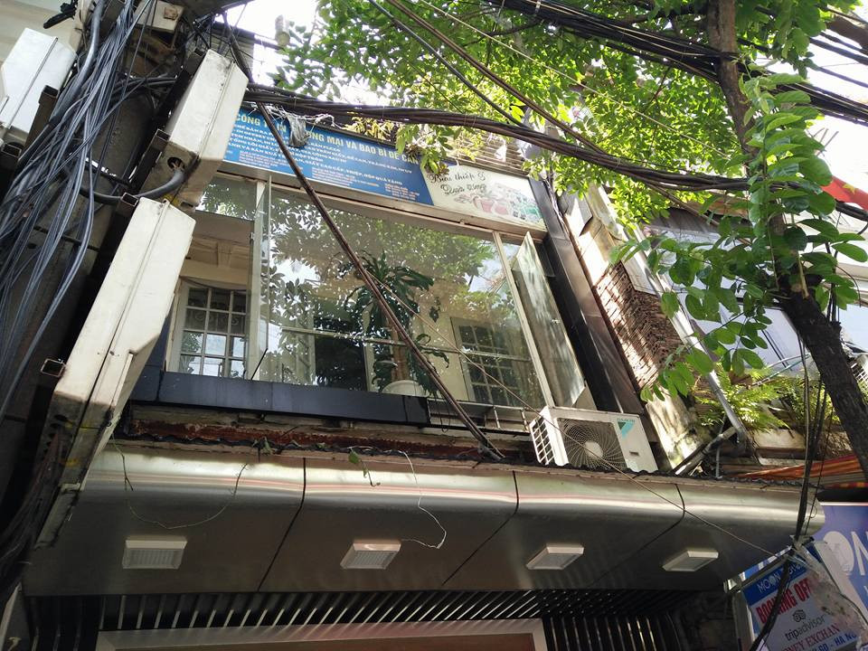  Đám cháy nhanh chóng được xác định là một kho hàng nằm trên tầng thượng số nhà 86 phố Cầu Gỗ. (PV/Vietnam+)