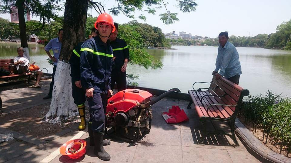 Địa điểm cháy nằm ngay cạnh tổ hợp ăn uống 'hàm cá mập' và rất khó tiếp cận. Lực lượng chữa cháy phải dùng tới nước Hồ Gươm để dập lửa. (PV/Vietnam+)