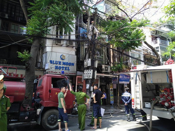 Lực lượng PCCC tiếp cận khu vực cháy (Ảnh: PV/Vietnam+)