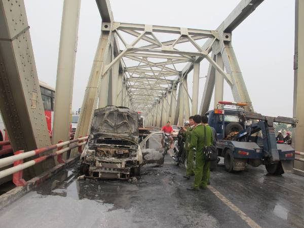 Chiếc xe đã cháy chỉ còn trơ khung. (Ảnh: CTV Phương Linh)