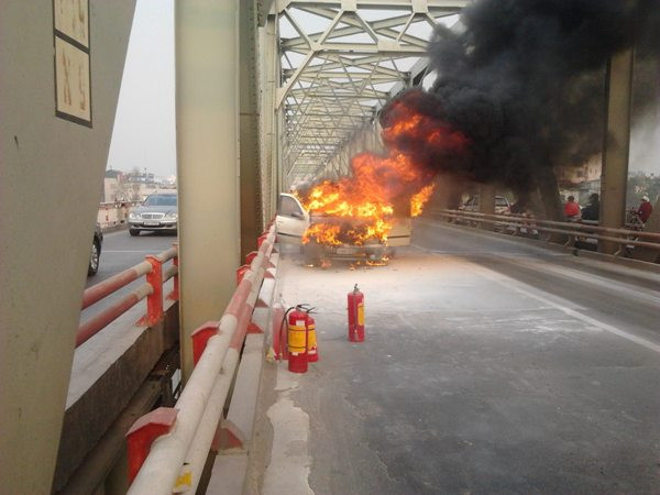 Ngọn lửa bùng lên nhanh chóng. (Ảnh: CTV Phương Linh)