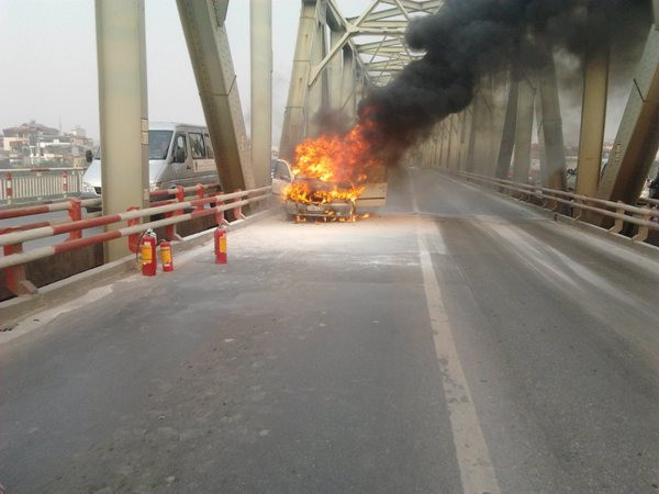 Cột khói lớn bốc cao trên cầu. (Ảnh: CTV Phương Linh)