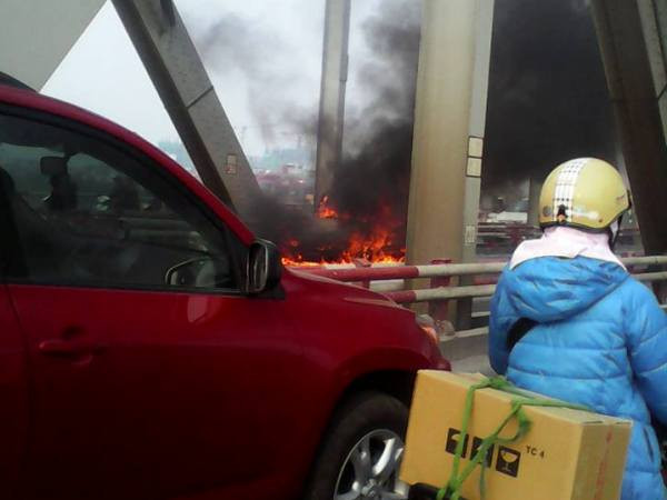 Đã xảy ra tắc nghẽn cục bộ trên cầu. (Ảnh: CTV Phương Linh)