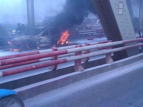 Vụ cháy xảy ra đúng giờ cao điểm trên cầu Chương Dương. (Ảnh: CTV Phương Linh)