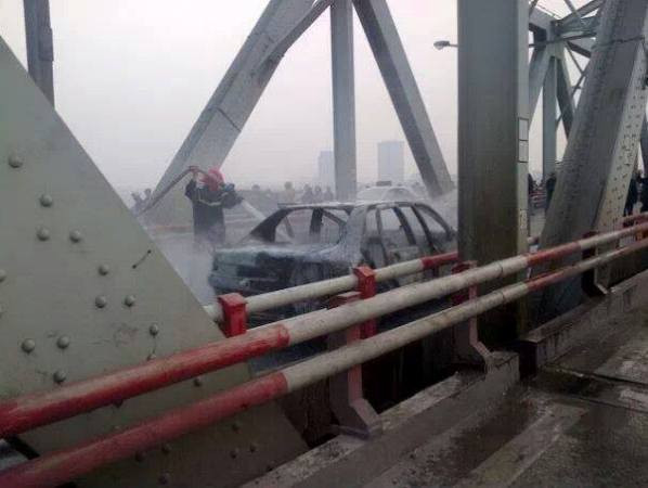 Lực lượng cảnh sát khống chế thành công đám cháy. (Ảnh: CTV Phương Linh)