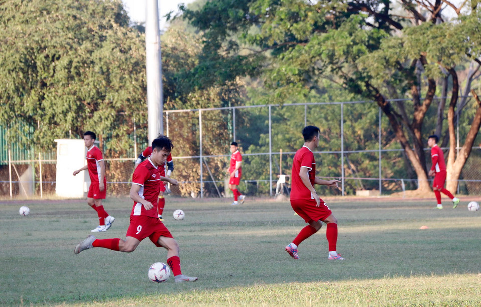 Các tuyển thủ được ban huấn luyện cho khởi động trước khi bước vào tập chiến thuật. (Ảnh: Phạm Kiên/TTXVN)