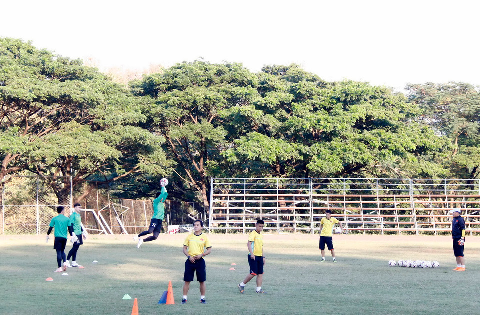 Như thường lệ, các thủ môn được tập riêng ở một góc sân. (Ảnh: Phạm Kiên/TTXVN)