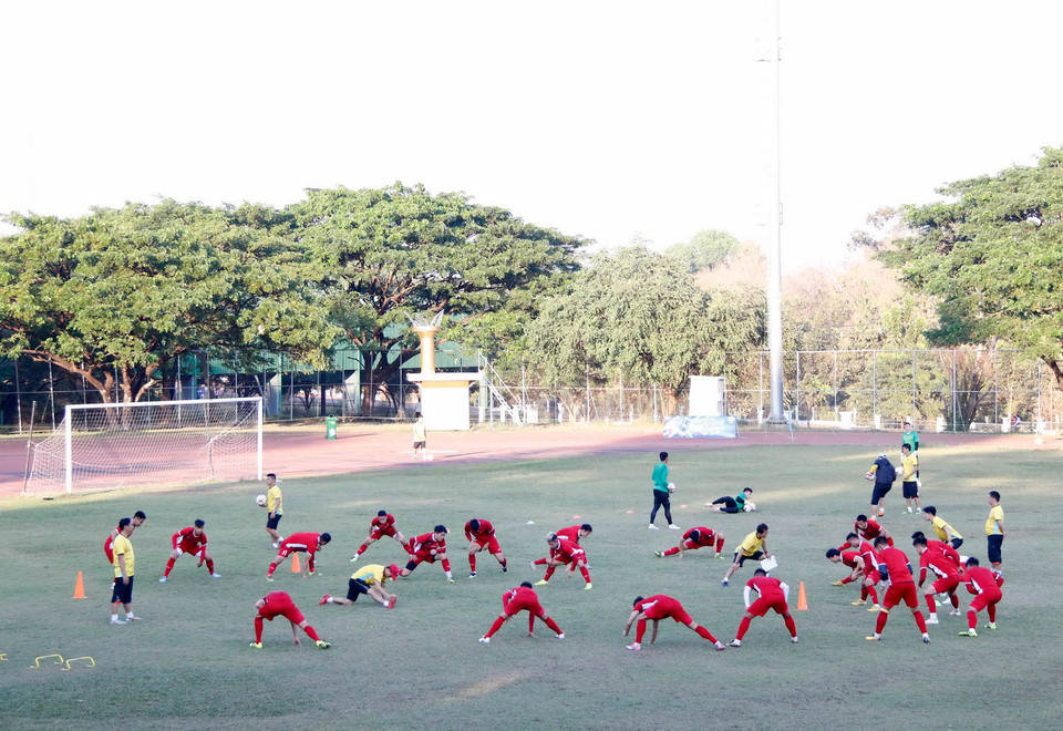 Các tuyển thủ được ban huấn luyện cho khởi động trước khi bước vào tập chiến thuật. (Ảnh: Phạm Kiên/TTXVN)