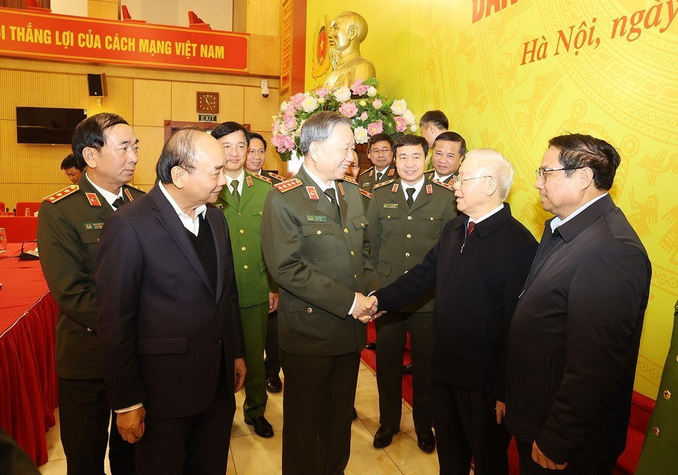 Tổng Bí thư Nguyễn Phú Trọng, Chủ tịch nước Nguyễn Xuân Phúc, Thủ tướng Chính phủ Phạm Minh Chính cùng các lãnh đạo Đảng, Nhà nước với các đại biểu Đảng ủy Công an Trung ương dự hội nghị. (Ảnh: Trí Dũng/TTXVN)