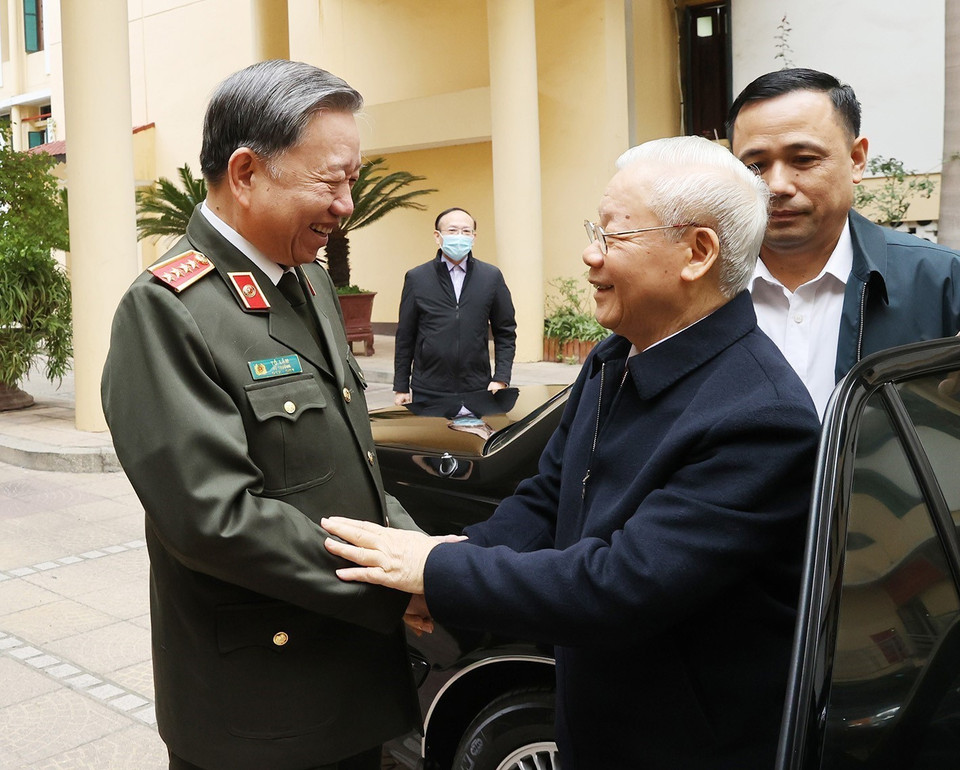 Đại tướng Tô Lâm, Ủy viên Bộ Chính trị, Bí thư Đảng ủy Công an Trung ương, Bộ trưởng Bộ Công an đón Tổng Bí thư Nguyễn Phú Trọng. (Ảnh: Trí Dũng/TTXVN)