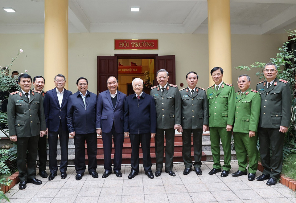 Tổng Bí thư Nguyễn Phú Trọng cùng các lãnh đạo Đảng, Nhà nước và Đảng ủy Công an Trung ương. (Ảnh : Trí Dũng/TTXVN)