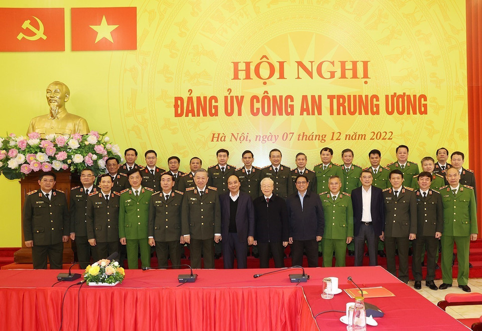 Tổng Bí thư Nguyễn Phú Trọng, Chủ tịch nước Nguyễn Xuân Phúc, Thủ tướng Phạm Minh Chính với các Ủy viên Đảng ủy Công an Trung ương dự hội nghị. (Ảnh: Trí Dũng/TTXVN)