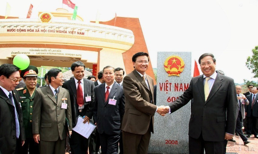 Phó Thủ tướng, Bộ trưởng Bộ Ngoại giao Phạm Gia Khiêm và Phó Thủ tướng, Bộ trưởng Ngoại giao Lào Thongloun Sisoulith tại Lễ khánh thành cặp cột mốc quốc giới chuẩn đầu tiên của hai nước là 605-1(cửa khẩu quốc tế Lao Bảo, Việt nam) và 605-2 (cửa khẩu quốc tế Densavan, Lào), ngày 5/9/2008. (Ảnh: Văn Sơn/TTXVN)