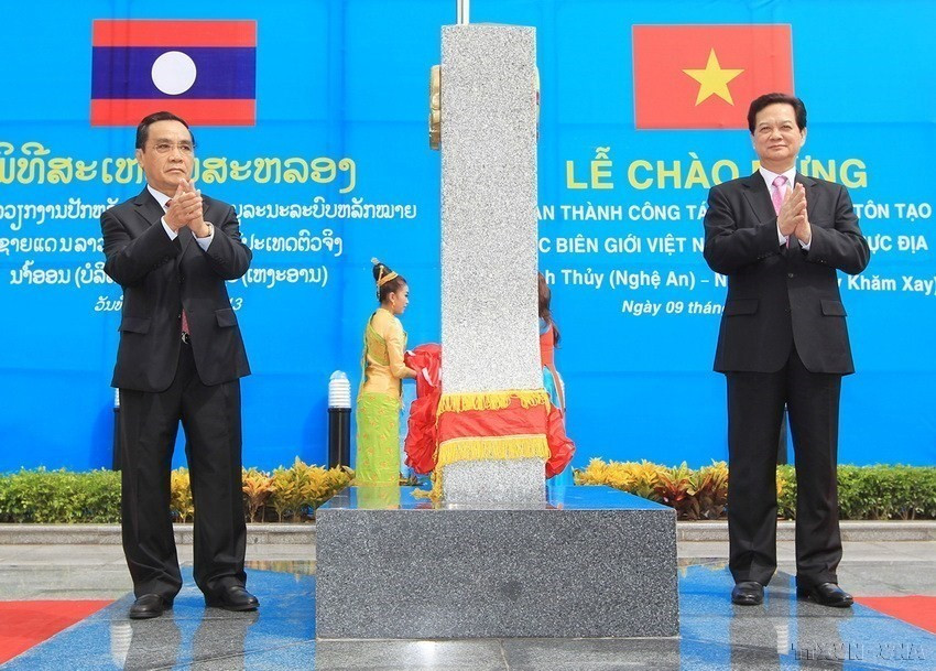 Thủ tướng Nguyễn Tấn Dũng và Thủ tướng Thongsing Thammavong tại Lễ khánh thành cột mốc đại số 460 và chào mừng hoàn thành công tác tăng dày, tôn tạo mốc biên giới Việt Nam-Lào trên thực địa (9/7/2013). (Ảnh: Đức Tám/TTXVN)
