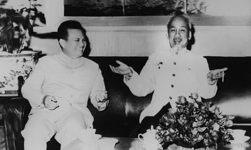 Chủ tịch Hồ Chí Minh tiếp thân mật đồng chí Kaysone Phomvihane, Trưởng đoàn đại biểu Đảng và Mặt trận Lào yêu nước sang thăm hữu nghị Việt Nam (1966). (Ảnh: Tư liệu TTXVN)