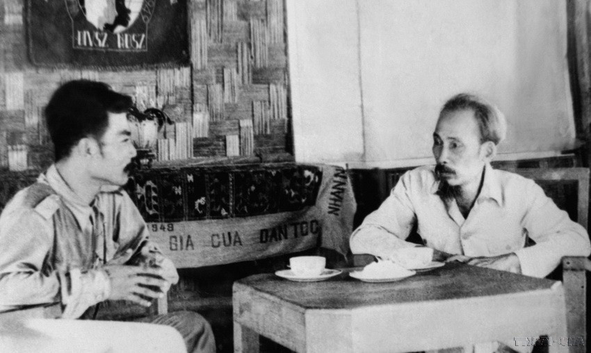 Chủ tịch Hồ Chí Minh tiếp Chủ tịch Lào Souphanouvong tại chiến khu Việt Bắc, năm 1958. (Ảnh: Tư liệu TTXVN)
