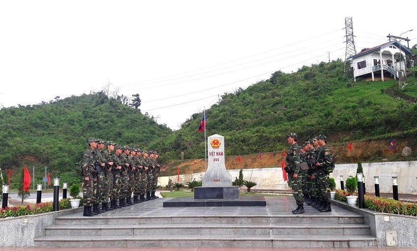 Bộ đội Biên phòng cửa khẩu Lóng Sập (Sơn La) và Đại đội Biên phòng 214 (Bộ Chỉ huy Quân sự tỉnh Houaphan, Lào) làm thủ tục trước khi tuần tra chung tại chương trình Giao lưu hữu nghị biên giới Việt Nam-Lào lần thứ nhất (23/7/2017). (Ảnh: Nguyễn Cường/TTXVN)