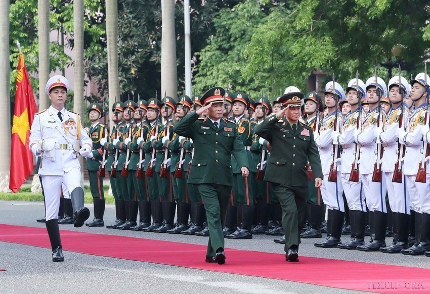Thượng tướng Nguyễn Tân Cương, Thứ trưởng Bộ Quốc phòng, Tổng Tham mưu trưởng QĐND Việt Nam, đón Trung tướng Khamlieng Outhakaisone, Thứ trưởng Bộ Quốc phòng, Tổng Tham mưu trưởng QĐND Lào thăm chính thức Việt Nam (2/6/2022). (Ảnh: Trọng Đức/TTXVN)