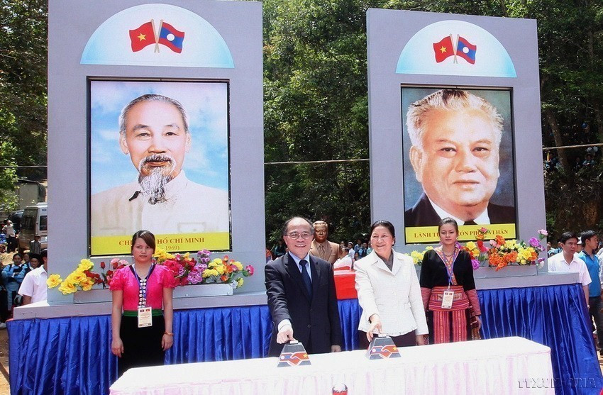 Chủ tịch Quốc hội Nguyễn Sinh Hùng và Chủ tịch Quốc hội Pany Yathotou bấm nút khởi công xây dựng Khu Di tích lịch sử cách mạng Việt Nam-Lào tại bản Lao Khô, xã Phiêng Khoài, huyện Yên Châu, tỉnh Sơn La (24/4/2012). (Ảnh: Nhan Sáng/TTXVN)