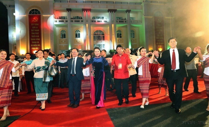 Chủ tịch Quốc hội Nguyễn Thị Kim Ngân, Chủ tịch Quốc hội Pany Yathotou và đại biểu hai nước giao lưu vòng xòe truyền thống tại Lễ khai mạc Ngày hội giao lưu Văn hóa, Thể thao và Du lịch vùng biên giới Việt Nam-Lào lần thứ hai (Sơn La, 5/7/2017). (Ảnh: Trọng Đức/TTXVN)