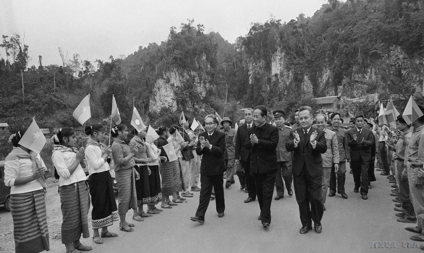 Đồng chí Lê Duẩn, Bí thư thứ nhất Ban Chấp hành Trung ương Đảng Lao động Việt Nam dẫn đầu Đoàn đại biểu Đảng Lao động Việt Nam, Chính phủ Việt Nam Dân chủ Cộng hòa thăm vùng giải phóng Lào (2-6/11/1973). (Ảnh: TTXVN)